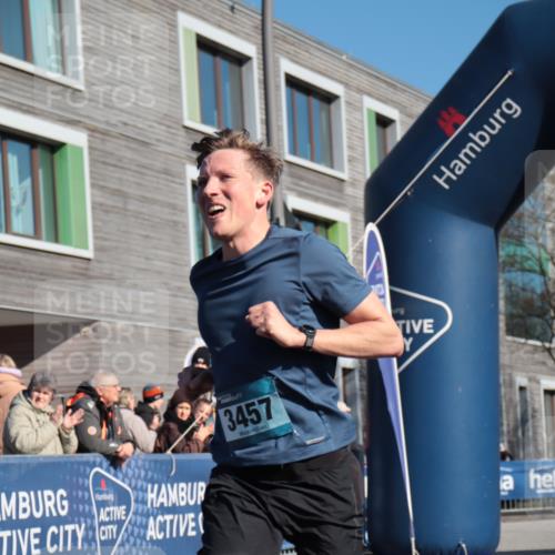 06.04.2025 - 44. Internationalen Wilhelmsburger Insellauf A. Gomolzig http://msf.ph/oto/7581258 06.04.2025 10:12:07 Ziel 3457 meine-sportfotos.de