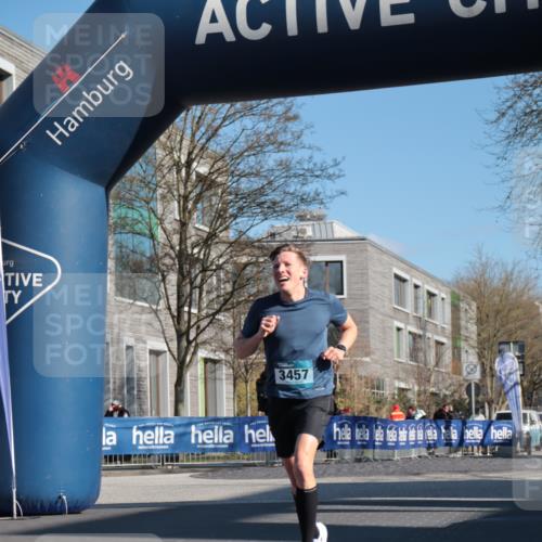 06.04.2025 - 44. Internationalen Wilhelmsburger Insellauf A. Gomolzig http://msf.ph/oto/7581276 06.04.2025 10:12:06 Ziel 3457 meine-sportfotos.de