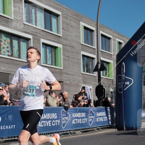 06.04.2025 - 44. Internationalen Wilhelmsburger Insellauf A. Gomolzig http://msf.ph/oto/7581351 06.04.2025 10:11:13 Ziel 3398, 5037, 5123 meine-sportfotos.de