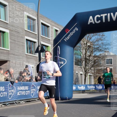 06.04.2025 - 44. Internationalen Wilhelmsburger Insellauf A. Gomolzig http://msf.ph/oto/7581357 06.04.2025 10:11:12 Ziel 3398, 5001, 5037, 5123 meine-sportfotos.de