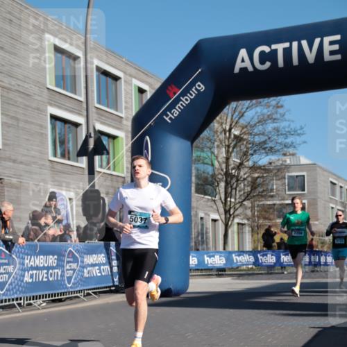 06.04.2025 - 44. Internationalen Wilhelmsburger Insellauf A. Gomolzig http://msf.ph/oto/7581362 06.04.2025 10:11:12 Ziel 3398, 5001, 5037, 5123 meine-sportfotos.de