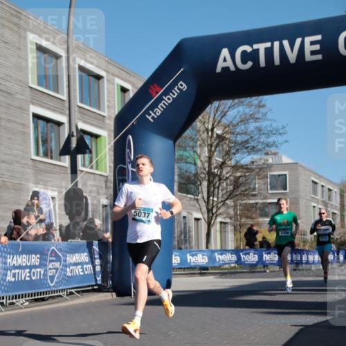 06.04.2025 - 44. Internationalen Wilhelmsburger Insellauf A. Gomolzig http://msf.ph/oto/7581367 06.04.2025 10:11:12 Ziel 3398, 5001, 5037, 5123 meine-sportfotos.de