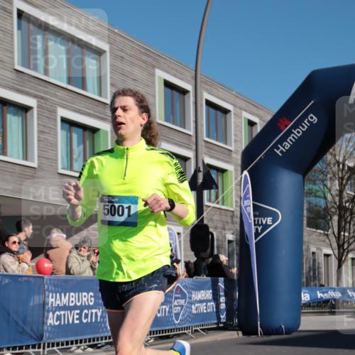 06.04.2025 - 44. Internationalen Wilhelmsburger Insellauf A. Gomolzig http://msf.ph/oto/7581377 06.04.2025 10:11:08 Ziel 3398, 5001, 5037 meine-sportfotos.de