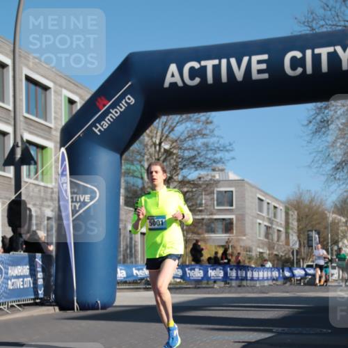06.04.2025 - 44. Internationalen Wilhelmsburger Insellauf A. Gomolzig http://msf.ph/oto/7581390 06.04.2025 10:11:07 Ziel 3398, 5001, 5037 meine-sportfotos.de