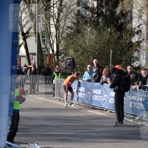 06.04.2025 - 44. Internationalen Wilhelmsburger Insellauf A. Gomolzig http://msf.ph/oto/7581487 06.04.2025 10:06:19 Ziel  meine-sportfotos.de