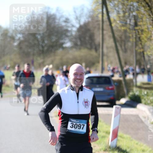 06.04.2025 - 44. Internationalen Wilhelmsburger Insellauf Jannik Wohlers http://msf.ph/oto/7596692 06.04.2025 10:35:26 Laufen 3097 meine-sportfotos.de