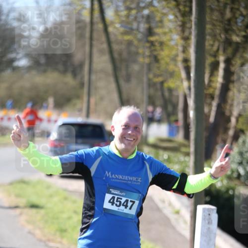 06.04.2025 - 44. Internationalen Wilhelmsburger Insellauf Jannik Wohlers http://msf.ph/oto/7598706 06.04.2025 10:38:45 Laufen 4547 meine-sportfotos.de