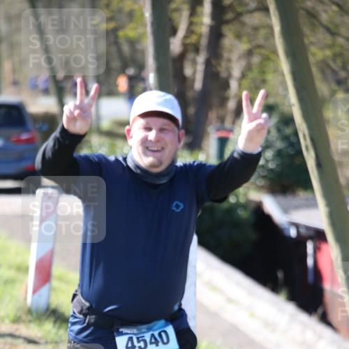 06.04.2025 - 44. Internationalen Wilhelmsburger Insellauf Jannik Wohlers http://msf.ph/oto/7598826 06.04.2025 10:38:51 Laufen 4540 meine-sportfotos.de