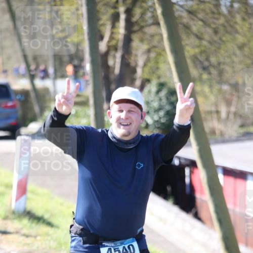 06.04.2025 - 44. Internationalen Wilhelmsburger Insellauf Jannik Wohlers http://msf.ph/oto/7598832 06.04.2025 10:38:51 Laufen 8, 4540 meine-sportfotos.de