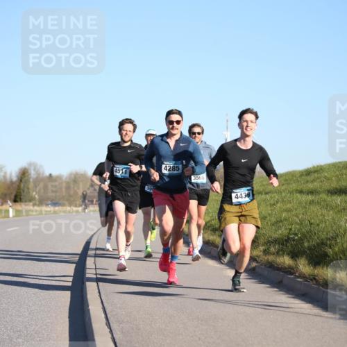 06.04.2025 - 44. Internationalen Wilhelmsburger Insellauf Jannik Wohlers http://msf.ph/oto/7600484 06.04.2025 09:19:03 Laufen 4511, 39, 4285, 3566, 4439 meine-sportfotos.de