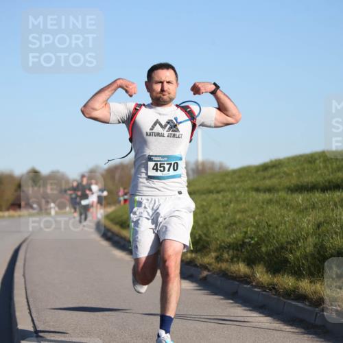 06.04.2025 - 44. Internationalen Wilhelmsburger Insellauf Jannik Wohlers http://msf.ph/oto/7601027 06.04.2025 09:19:29 Laufen 4570 meine-sportfotos.de