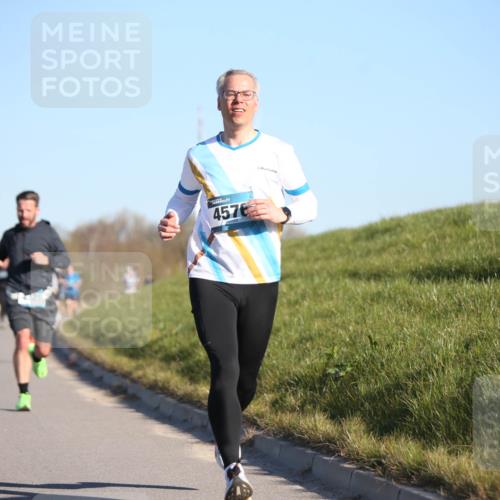 06.04.2025 - 44. Internationalen Wilhelmsburger Insellauf Jannik Wohlers http://msf.ph/oto/7603983 06.04.2025 09:21:26 Laufen 4576 meine-sportfotos.de