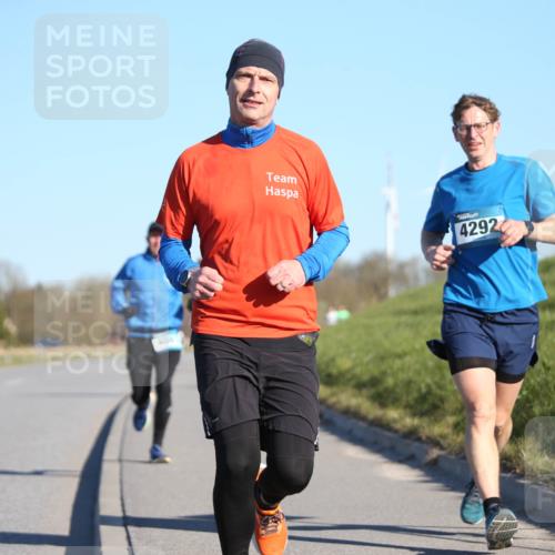 06.04.2025 - 44. Internationalen Wilhelmsburger Insellauf Jannik Wohlers http://msf.ph/oto/7604300 06.04.2025 09:21:44 Laufen 4292 meine-sportfotos.de