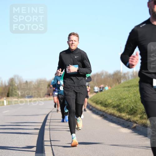06.04.2025 - 44. Internationalen Wilhelmsburger Insellauf Jannik Wohlers http://msf.ph/oto/7605031 06.04.2025 09:22:29 Laufen 3517 meine-sportfotos.de