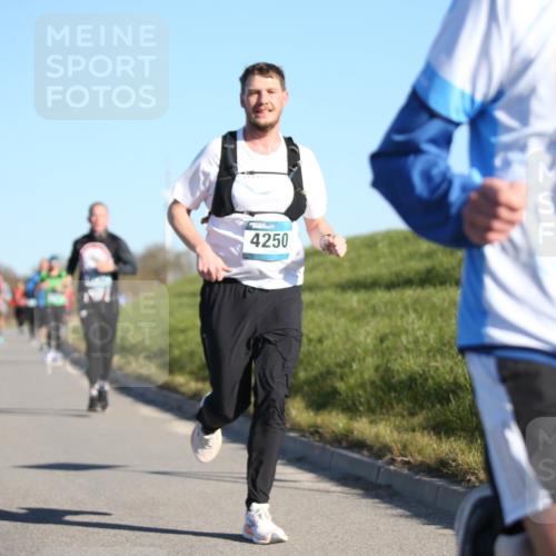 06.04.2025 - 44. Internationalen Wilhelmsburger Insellauf Jannik Wohlers http://msf.ph/oto/7609339 06.04.2025 09:23:25 Laufen 4250, 3516 meine-sportfotos.de