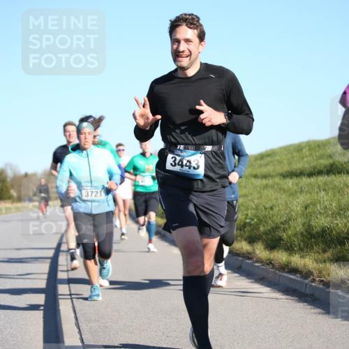 06.04.2025 - 44. Internationalen Wilhelmsburger Insellauf Jannik Wohlers http://msf.ph/oto/7610016 06.04.2025 09:24:27 Laufen 3721, 40, 3443, 3800, 45 meine-sportfotos.de