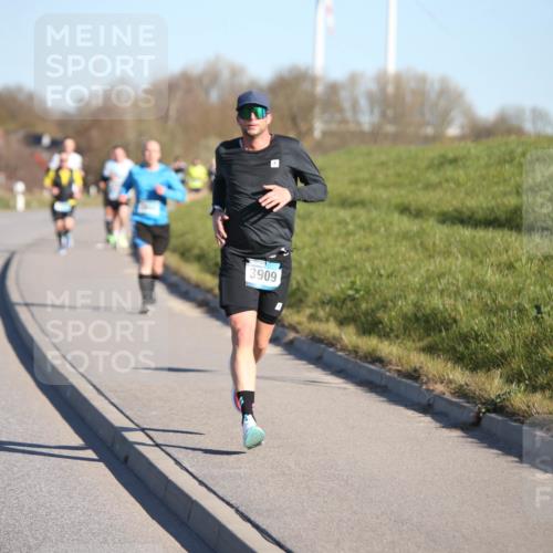 06.04.2025 - 44. Internationalen Wilhelmsburger Insellauf Jannik Wohlers http://msf.ph/oto/7610326 06.04.2025 09:25:43 Laufen 3909 meine-sportfotos.de
