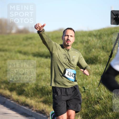 06.04.2025 - 44. Internationalen Wilhelmsburger Insellauf Jannik Wohlers http://msf.ph/oto/7610417 06.04.2025 09:25:56 Laufen 4347 meine-sportfotos.de