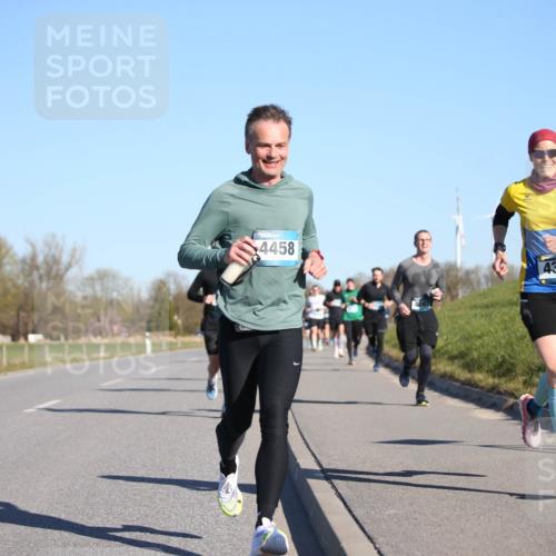 06.04.2025 - 44. Internationalen Wilhelmsburger Insellauf Jannik Wohlers http://msf.ph/oto/7611978 06.04.2025 09:28:03 Laufen 4458, 4067, 4396 meine-sportfotos.de