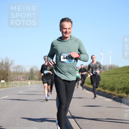 06.04.2025 - 44. Internationalen Wilhelmsburger Insellauf Jannik Wohlers http://msf.ph/oto/7611988 06.04.2025 09:28:04 Laufen 4458, 4396 meine-sportfotos.de