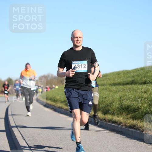06.04.2025 - 44. Internationalen Wilhelmsburger Insellauf Jannik Wohlers http://msf.ph/oto/7612425 06.04.2025 09:28:38 Laufen 4312, 63 meine-sportfotos.de