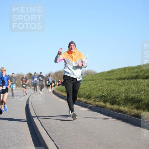 06.04.2025 - 44. Internationalen Wilhelmsburger Insellauf Jannik Wohlers http://msf.ph/oto/7612457 06.04.2025 09:28:40 Laufen 18, 4130, 4144, 3255 meine-sportfotos.de