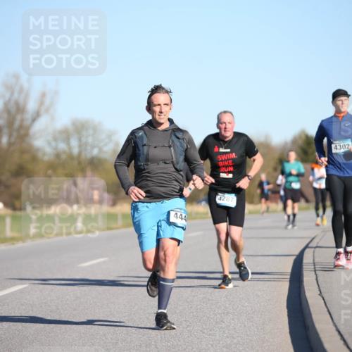 06.04.2025 - 44. Internationalen Wilhelmsburger Insellauf Jannik Wohlers http://msf.ph/oto/7612523 06.04.2025 09:28:45 Laufen 444, 4302, 4287, 01, 3057 meine-sportfotos.de