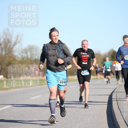 06.04.2025 - 44. Internationalen Wilhelmsburger Insellauf Jannik Wohlers http://msf.ph/oto/7612529 06.04.2025 09:28:46 Laufen 4446, 301, 4302, 4287 meine-sportfotos.de