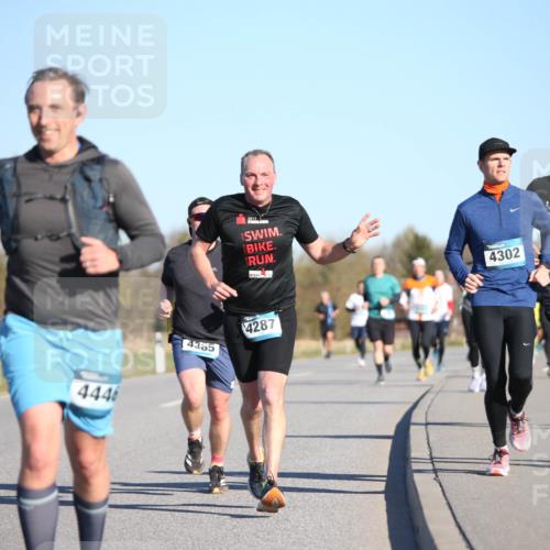 06.04.2025 - 44. Internationalen Wilhelmsburger Insellauf Jannik Wohlers http://msf.ph/oto/7612546 06.04.2025 09:28:47 Laufen 4446, 4365, 4287, 4302, 130 meine-sportfotos.de