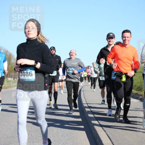 06.04.2025 - 44. Internationalen Wilhelmsburger Insellauf Jannik Wohlers http://msf.ph/oto/7613093 06.04.2025 09:29:21 Laufen 3104, 4337, 3086, 41, 4549, 397, 5088, 48 meine-sportfotos.de