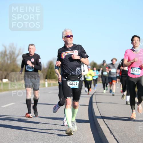 06.04.2025 - 44. Internationalen Wilhelmsburger Insellauf Jannik Wohlers http://msf.ph/oto/7613201 06.04.2025 09:29:29 Laufen 4581, 3976, 4441, 3544, 39 meine-sportfotos.de