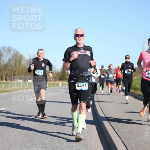 06.04.2025 - 44. Internationalen Wilhelmsburger Insellauf Jannik Wohlers http://msf.ph/oto/7613216 06.04.2025 09:29:30 Laufen 3978, 4441, 3544, 3 meine-sportfotos.de