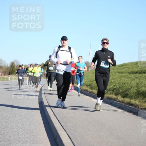 06.04.2025 - 44. Internationalen Wilhelmsburger Insellauf Jannik Wohlers http://msf.ph/oto/7613240 06.04.2025 09:29:32 Laufen 3973, 4047, 3898, 3308, 3123 meine-sportfotos.de