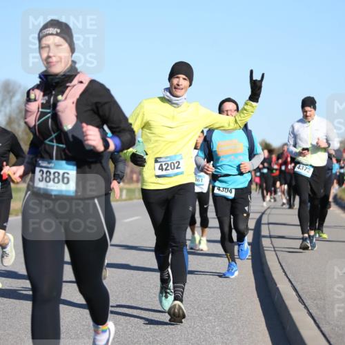 06.04.2025 - 44. Internationalen Wilhelmsburger Insellauf Jannik Wohlers http://msf.ph/oto/7613344 06.04.2025 09:29:40 Laufen 4372, 501, 3543, 3886, 4202, 361, 4304, 437 meine-sportfotos.de