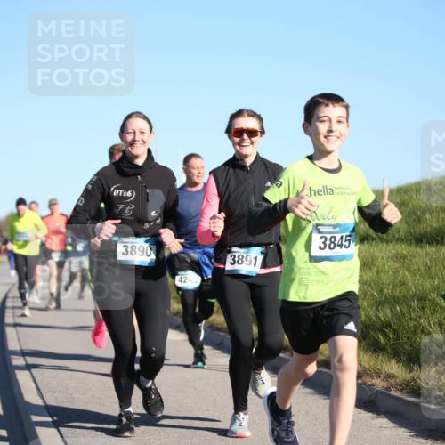 06.04.2025 - 44. Internationalen Wilhelmsburger Insellauf Jannik Wohlers http://msf.ph/oto/7613679 06.04.2025 09:30:06 Laufen 16, 3890, 4245, 3891, 3845 meine-sportfotos.de