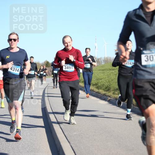06.04.2025 - 44. Internationalen Wilhelmsburger Insellauf Jannik Wohlers http://msf.ph/oto/7614001 06.04.2025 09:30:33 Laufen 4387, 4314, 916, 3491, 357, 3076, 3593 meine-sportfotos.de
