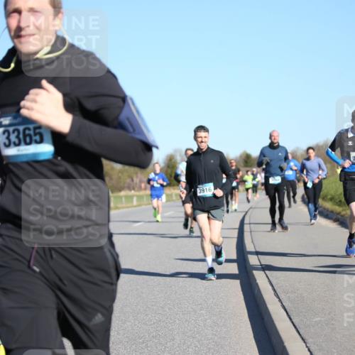 06.04.2025 - 44. Internationalen Wilhelmsburger Insellauf Jannik Wohlers http://msf.ph/oto/7614040 06.04.2025 09:30:35 Laufen 3365, 3916, 3013, 4357 meine-sportfotos.de