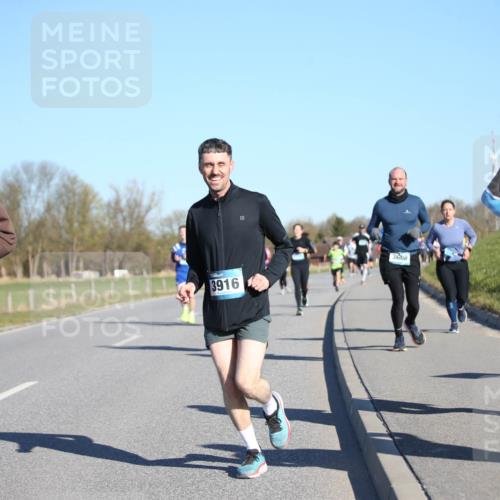06.04.2025 - 44. Internationalen Wilhelmsburger Insellauf Jannik Wohlers http://msf.ph/oto/7614058 06.04.2025 09:30:37 Laufen 4237, 3916, 3608, 5013 meine-sportfotos.de