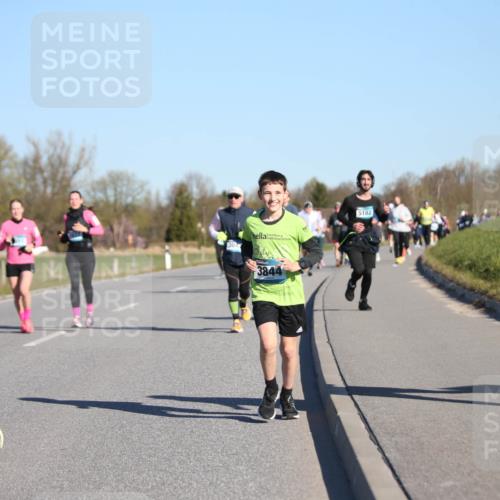 06.04.2025 - 44. Internationalen Wilhelmsburger Insellauf Jannik Wohlers http://msf.ph/oto/7614175 06.04.2025 09:30:48 Laufen 304, 4393, 3844, 5182, 4607 meine-sportfotos.de