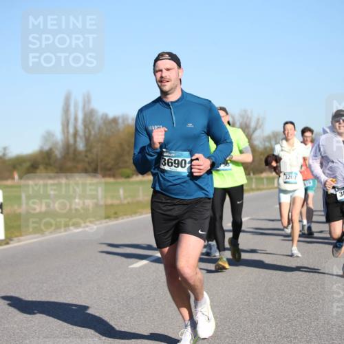 06.04.2025 - 44. Internationalen Wilhelmsburger Insellauf Jannik Wohlers http://msf.ph/oto/7614349 06.04.2025 09:31:00 Laufen 3690, 3207, 519, 3892, 3279, 305 meine-sportfotos.de