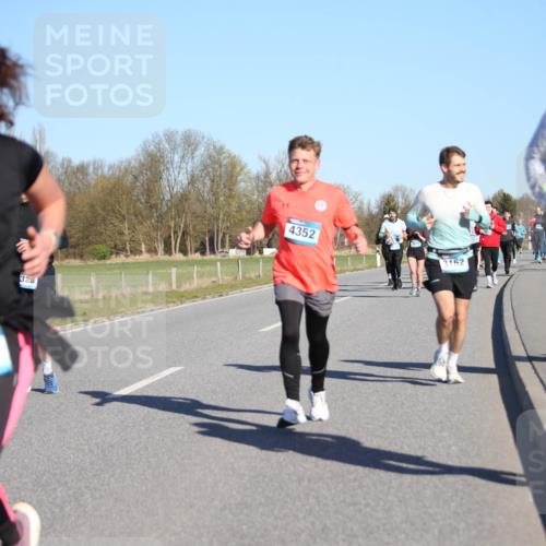 06.04.2025 - 44. Internationalen Wilhelmsburger Insellauf Jannik Wohlers http://msf.ph/oto/7614703 06.04.2025 09:31:38 Laufen 3101, 328, 4352, 3162, 3079 meine-sportfotos.de