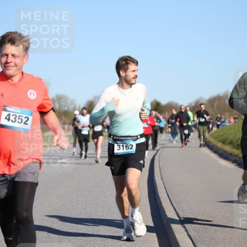 06.04.2025 - 44. Internationalen Wilhelmsburger Insellauf Jannik Wohlers http://msf.ph/oto/7614707 06.04.2025 09:31:40 Laufen 4352, 3162 meine-sportfotos.de