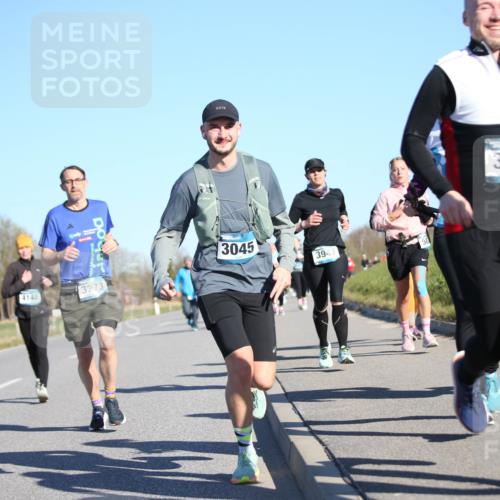 06.04.2025 - 44. Internationalen Wilhelmsburger Insellauf Jannik Wohlers http://msf.ph/oto/7615000 06.04.2025 09:32:44 Laufen 4148, 3273, 3045, 3943, 3097 meine-sportfotos.de
