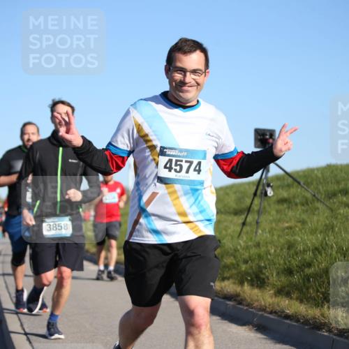 06.04.2025 - 44. Internationalen Wilhelmsburger Insellauf Jannik Wohlers http://msf.ph/oto/7615126 06.04.2025 09:33:08 Laufen 3858, 4574 meine-sportfotos.de