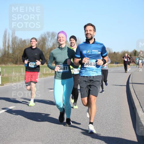 06.04.2025 - 44. Internationalen Wilhelmsburger Insellauf Jannik Wohlers http://msf.ph/oto/7615647 06.04.2025 09:35:14 Laufen 4254, 3681, 5100, 3682 meine-sportfotos.de