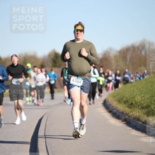 06.04.2025 - 44. Internationalen Wilhelmsburger Insellauf Jannik Wohlers http://msf.ph/oto/7615675 06.04.2025 09:35:20 Laufen 3278, 1981, 4184 meine-sportfotos.de