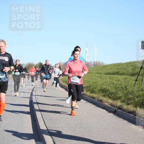 06.04.2025 - 44. Internationalen Wilhelmsburger Insellauf Jannik Wohlers http://msf.ph/oto/7615941 06.04.2025 09:36:20 Laufen 4457, 4060, 4403, 3979 meine-sportfotos.de