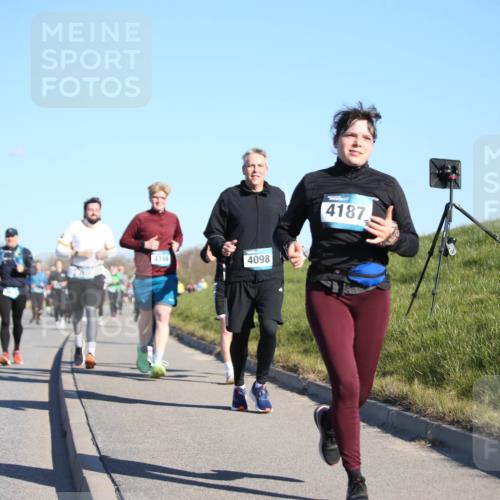 06.04.2025 - 44. Internationalen Wilhelmsburger Insellauf Jannik Wohlers http://msf.ph/oto/7616064 06.04.2025 09:36:48 Laufen 4255, 4166, 4098, 4187 meine-sportfotos.de