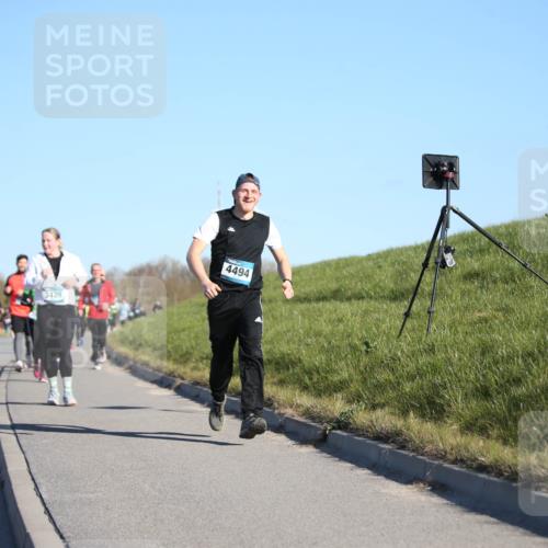 06.04.2025 - 44. Internationalen Wilhelmsburger Insellauf Jannik Wohlers http://msf.ph/oto/7616107 06.04.2025 09:36:56 Laufen 3428, 3429, 4494 meine-sportfotos.de