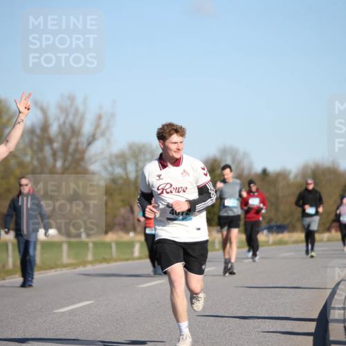 06.04.2025 - 44. Internationalen Wilhelmsburger Insellauf Jannik Wohlers http://msf.ph/oto/7616504 06.04.2025 09:38:32 Laufen 4074, 4408, 3569 meine-sportfotos.de